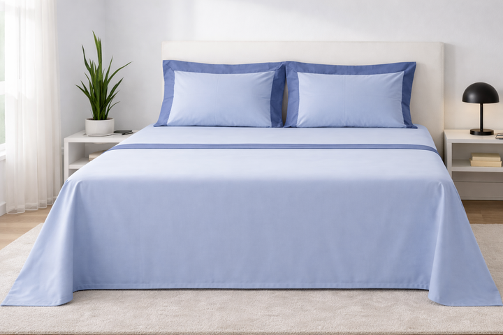 Lenzuola matrimoniali azzurre con balza blu di raso