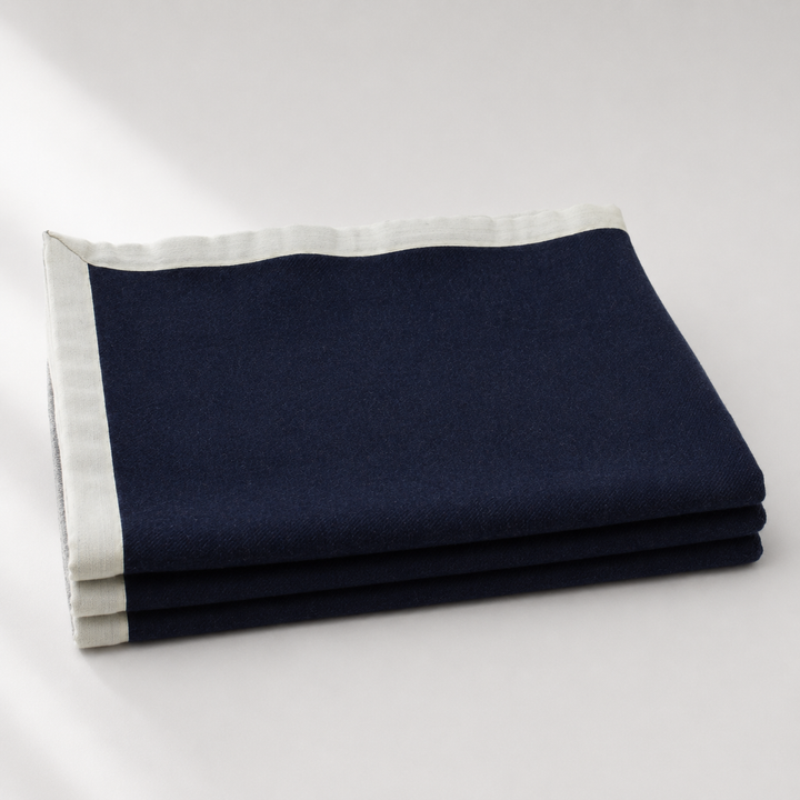 Coperta di lana e cashmere blu scuro leggera