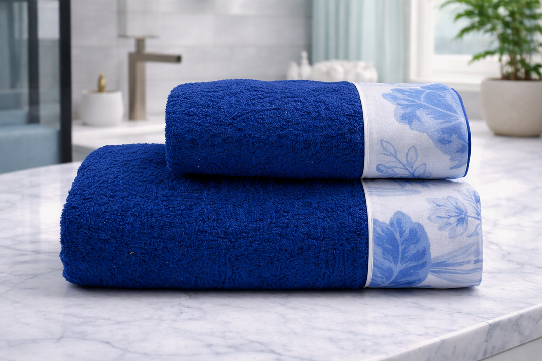 Asciugamani bagno di spugna blu scuro con balza a fantasia