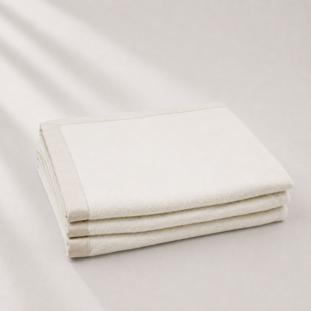 Coperta di cashmere e seta bianca con bordo in suede bianco