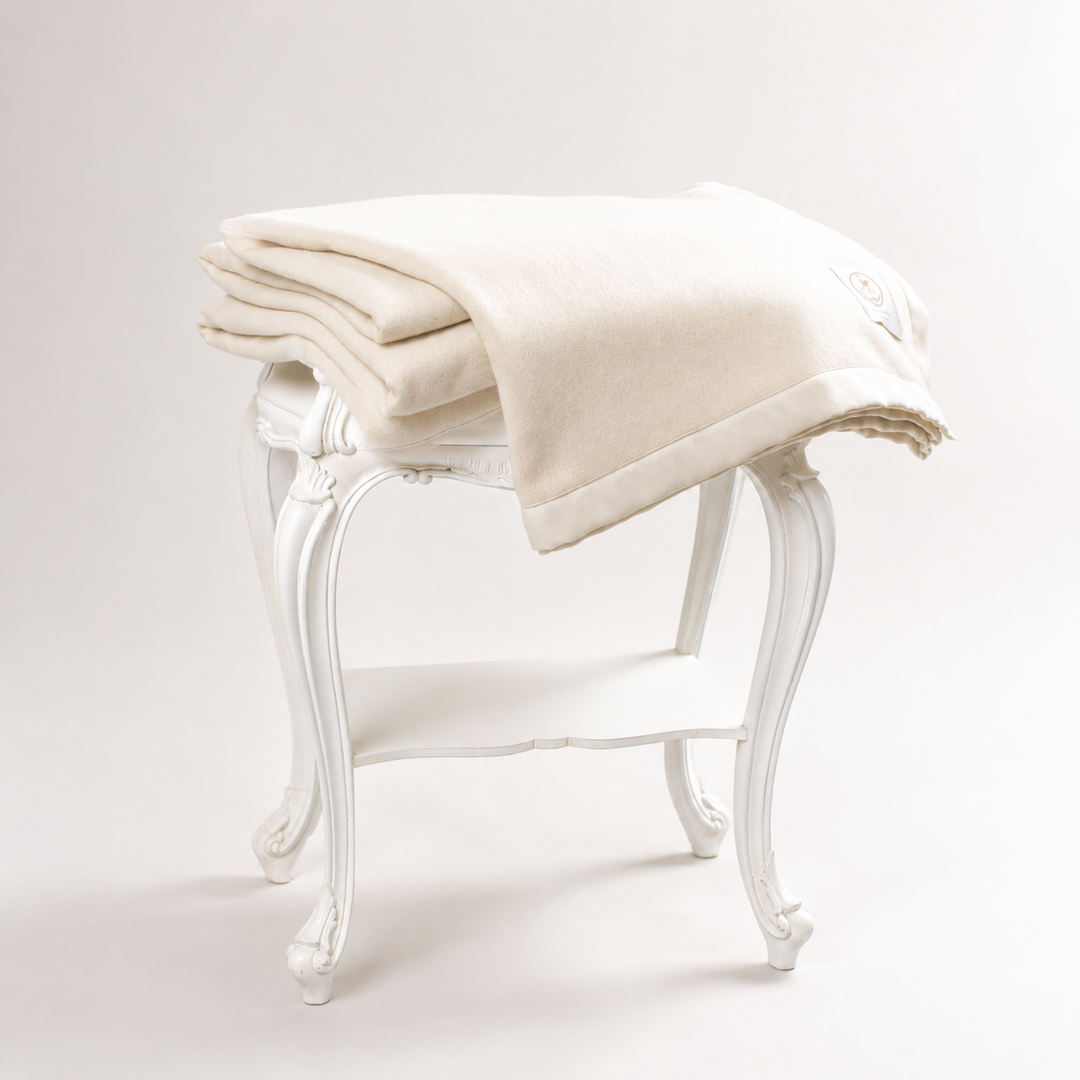 Coperta bianca di cashmere leggera per la mezza stagione