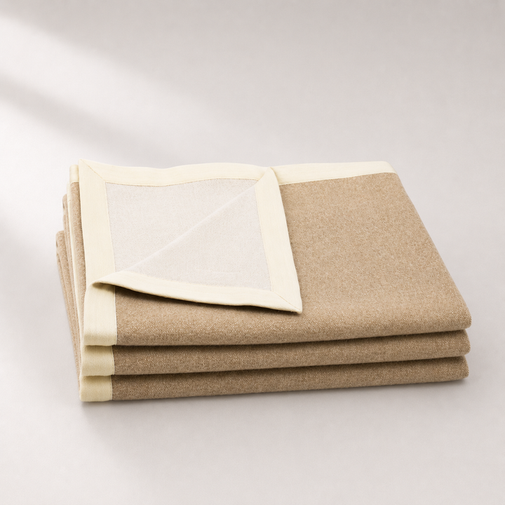 Coperta leggera di cashmere double face marrone e greggio con bordo senape