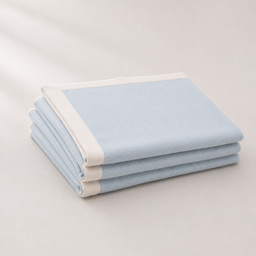 Coperta matrimoniale azzurra con bordo bianco