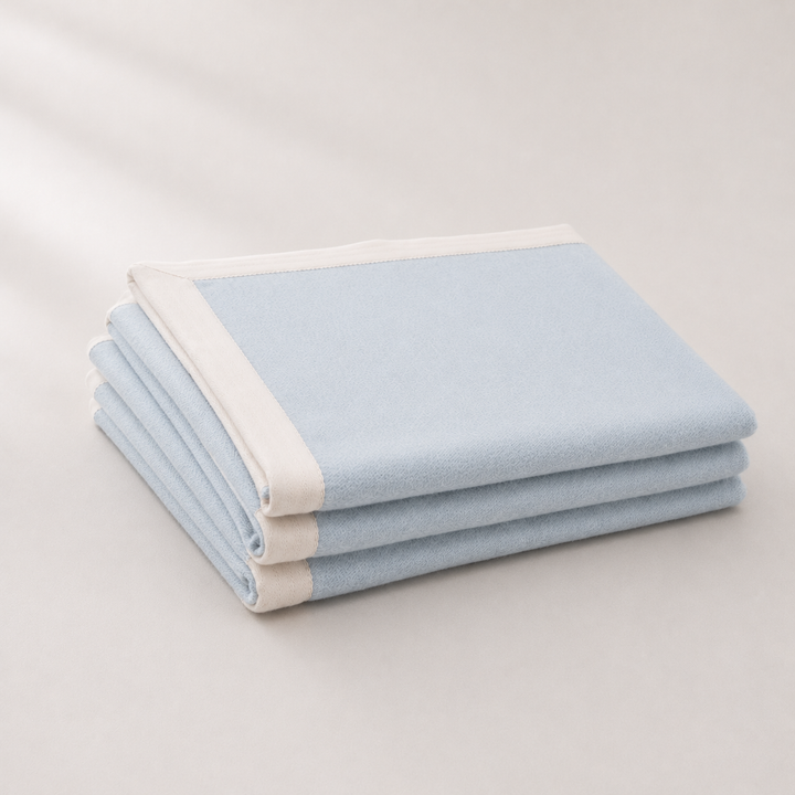Coperta matrimoniale azzurra con bordo bianco