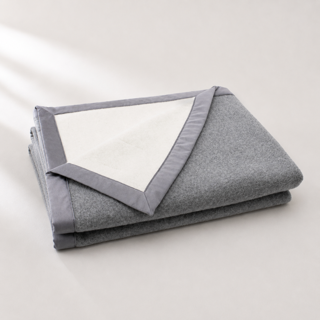 Coperta di cashmere invernale grigio e bianco con bordo scamosciato grigio