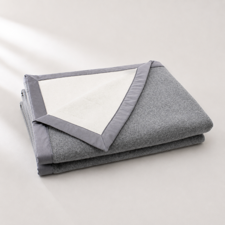 Coperta di cashmere invernale grigio e bianco con bordo scamosciato grigio