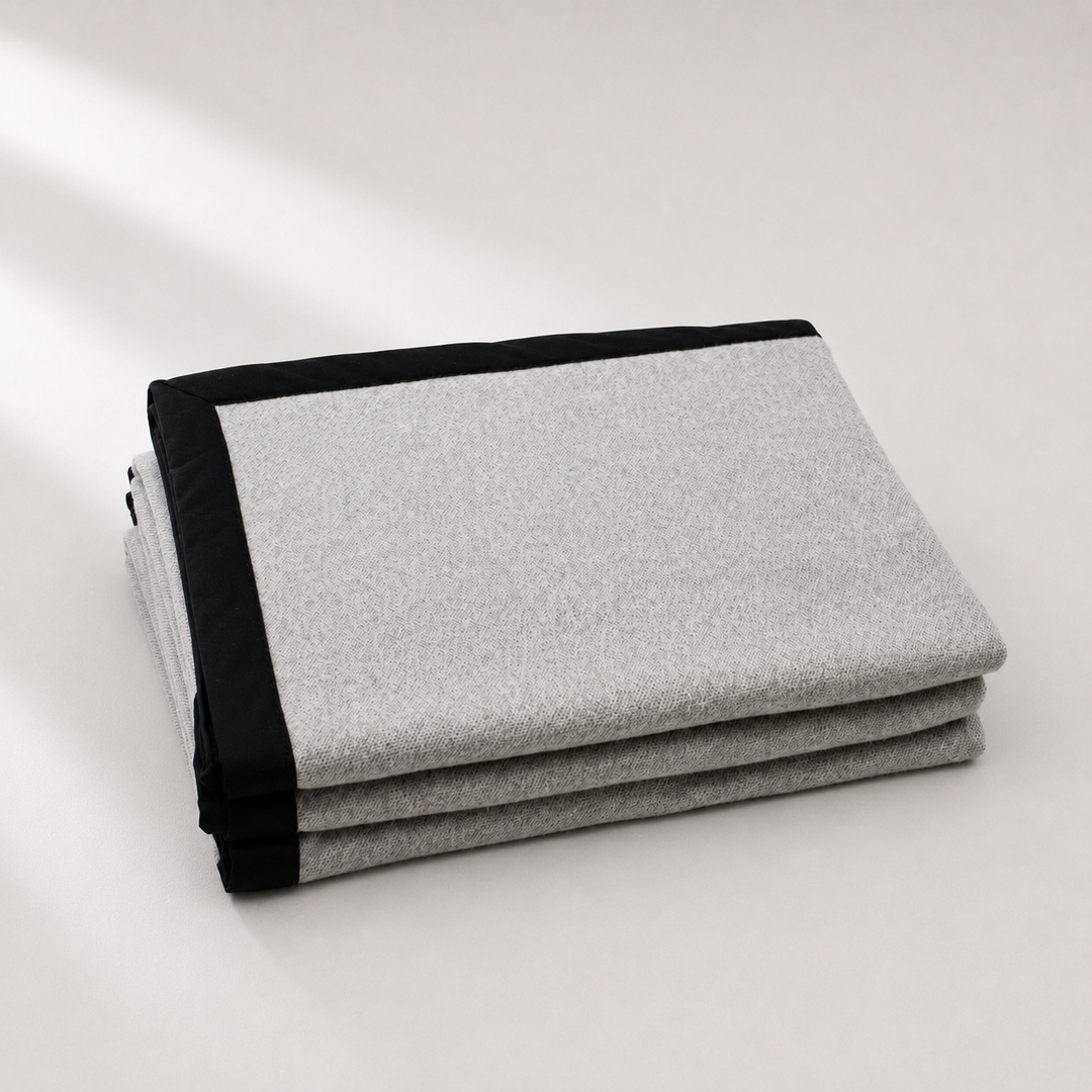 Coperta leggera grigio con bordo scamosciato nero