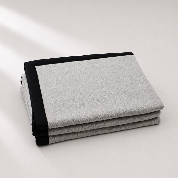 Coperta leggera grigio con bordo scamosciato nero