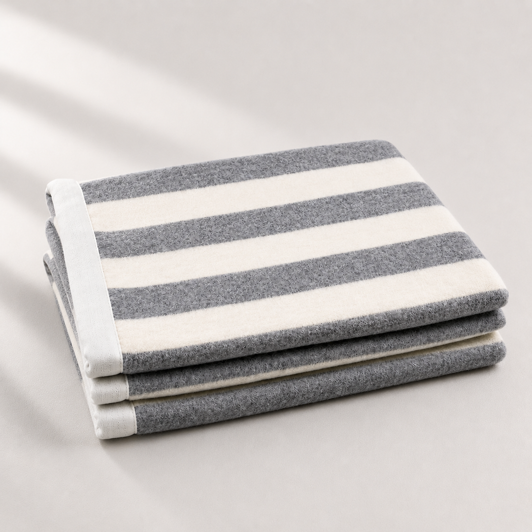 Coperta leggera di lana e cashmere a righe bianco e grigio