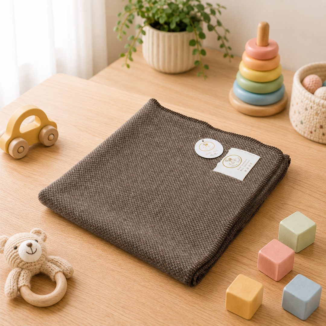 Copertina per culla di cashmere leggera marrone con lavorazione a chicchi di riso