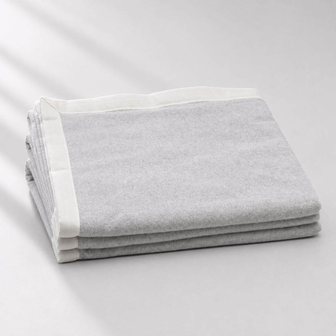 Coperta di cashmere e seta colore grigio perla per la mezza stagione
