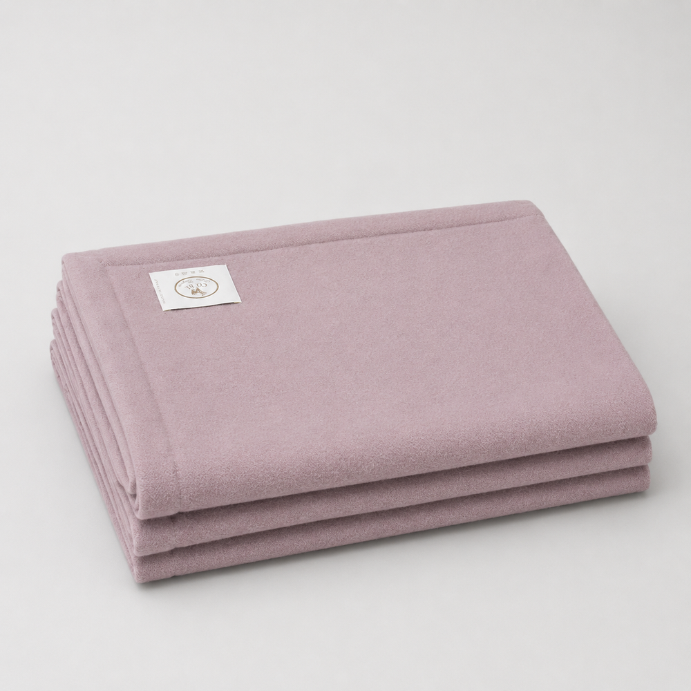 Coperta molto leggera di lino e lana rosa con bordo risvoltato