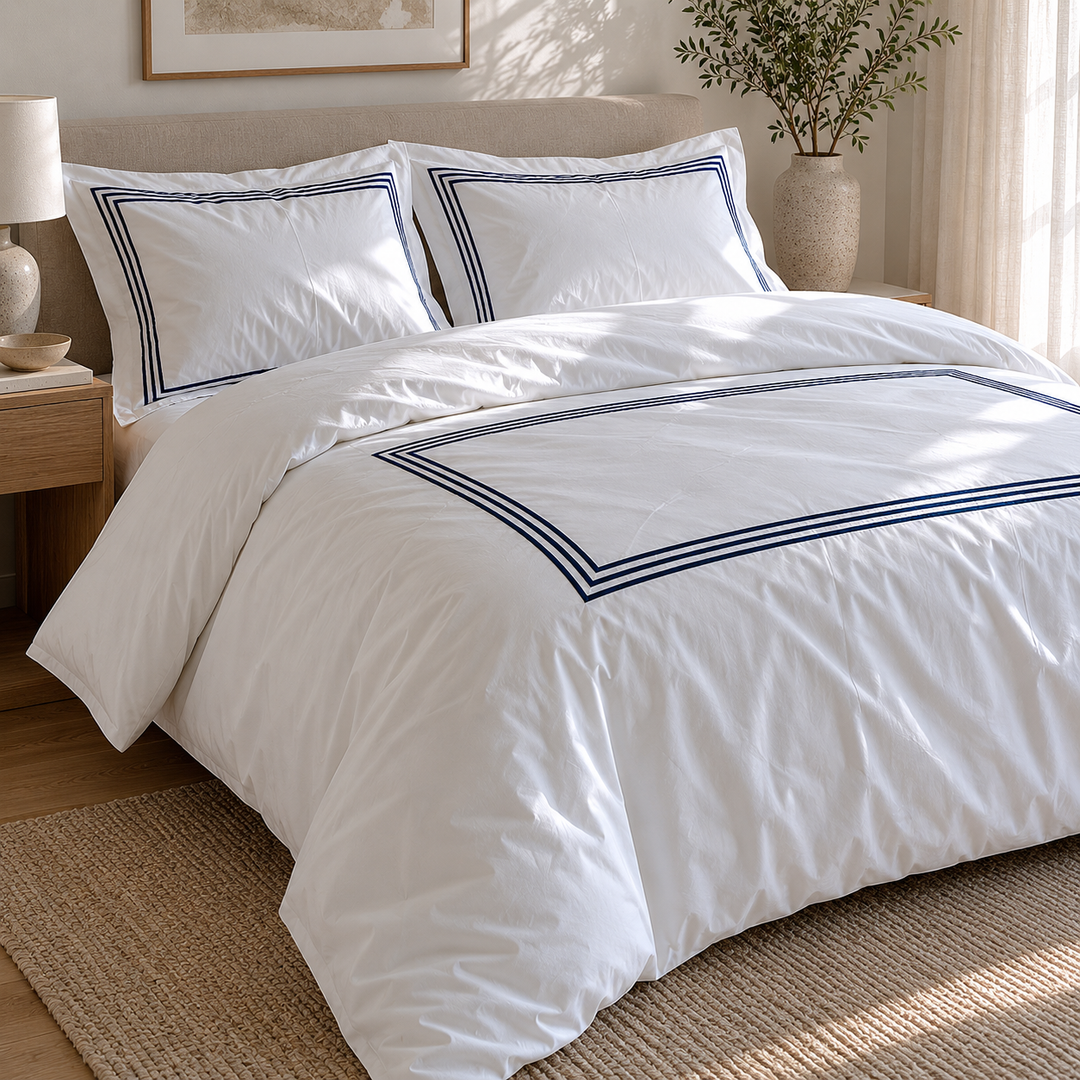 Copripiumone bianco di percalle con cordonetto blu