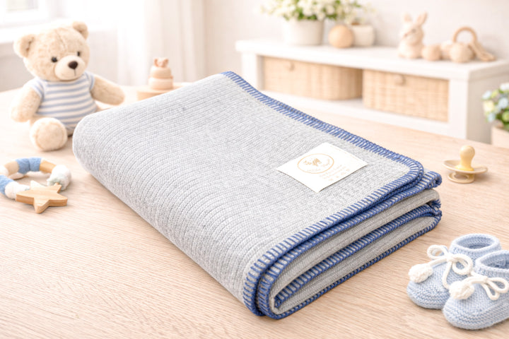 Coperta leggera di lana e cashmere grigio perla per lettino