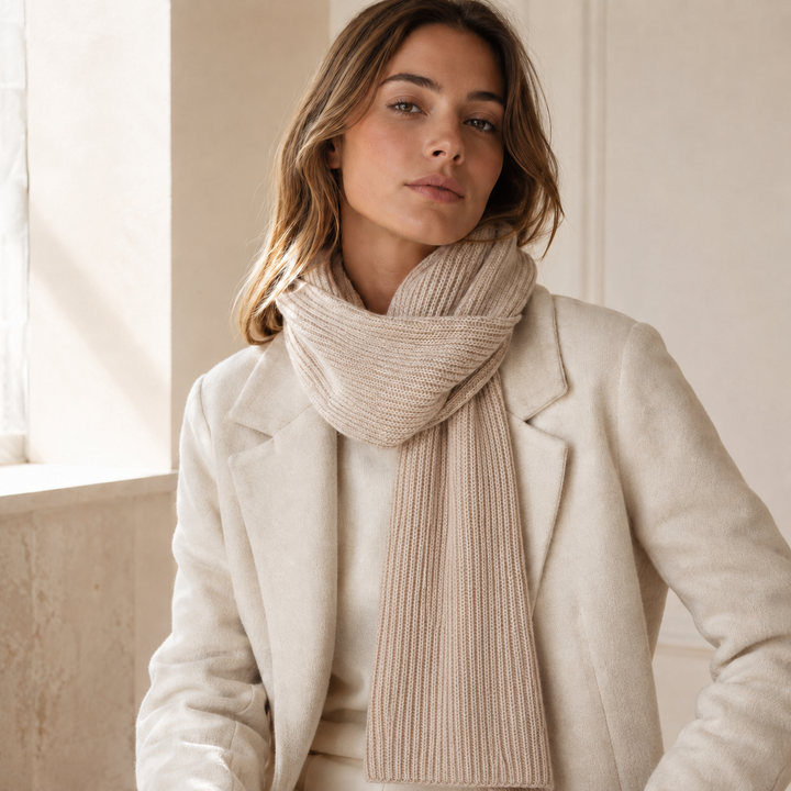 Sciarpa di maglia colore beige a coste