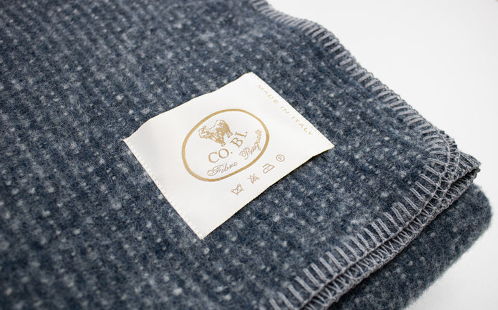 Particolare coperta blu scuro con trama bianco naturale