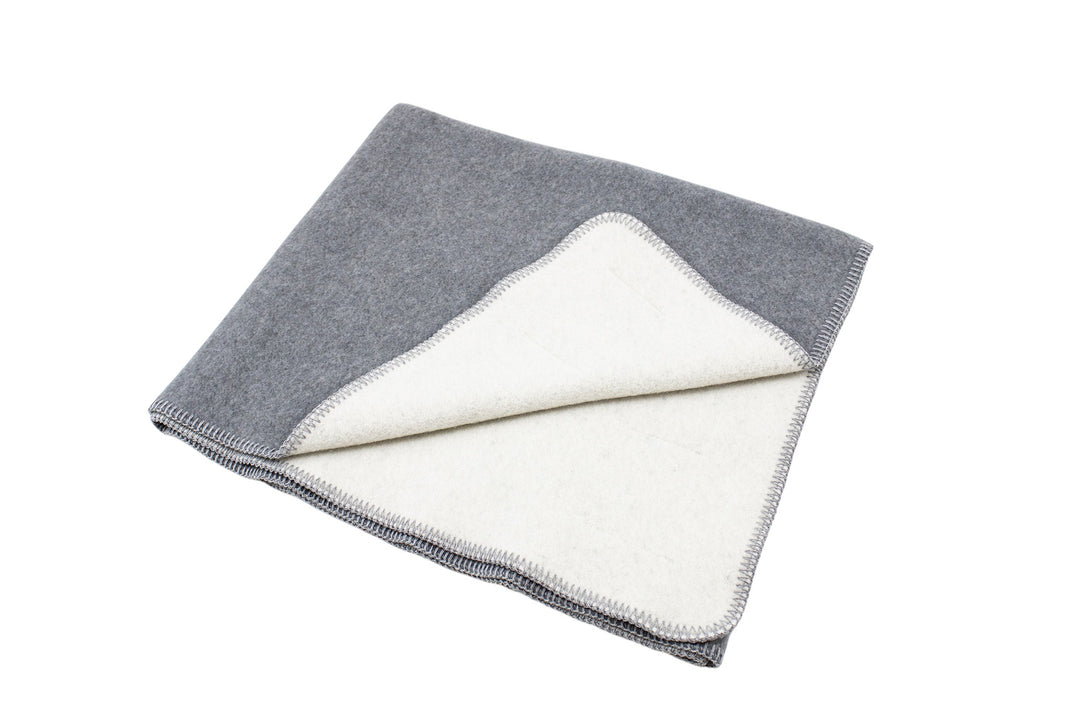 coperta di cashmere grigio e bianco