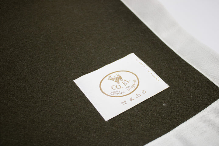 Particolare coperta di lana e cashmere verde militare