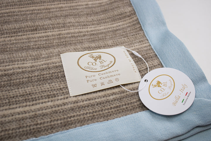 Particolare bordo azzurro della coperta di Cashmere