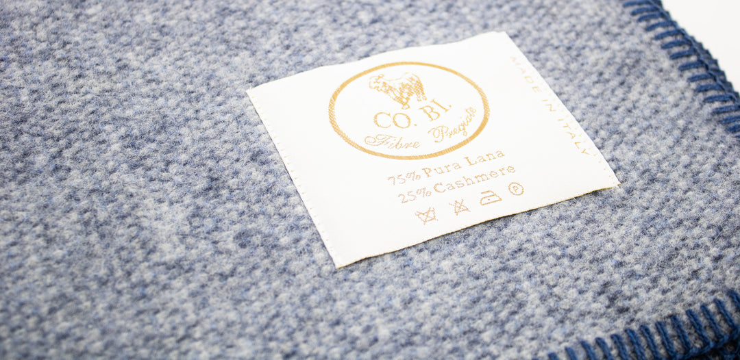 Particolare coperta blu con bordo punto cavallo blu
