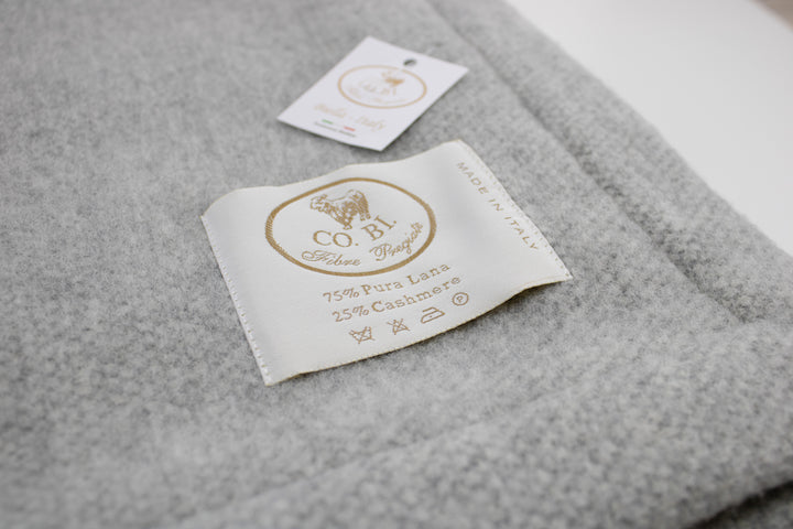 Particolare coperta grigio perla