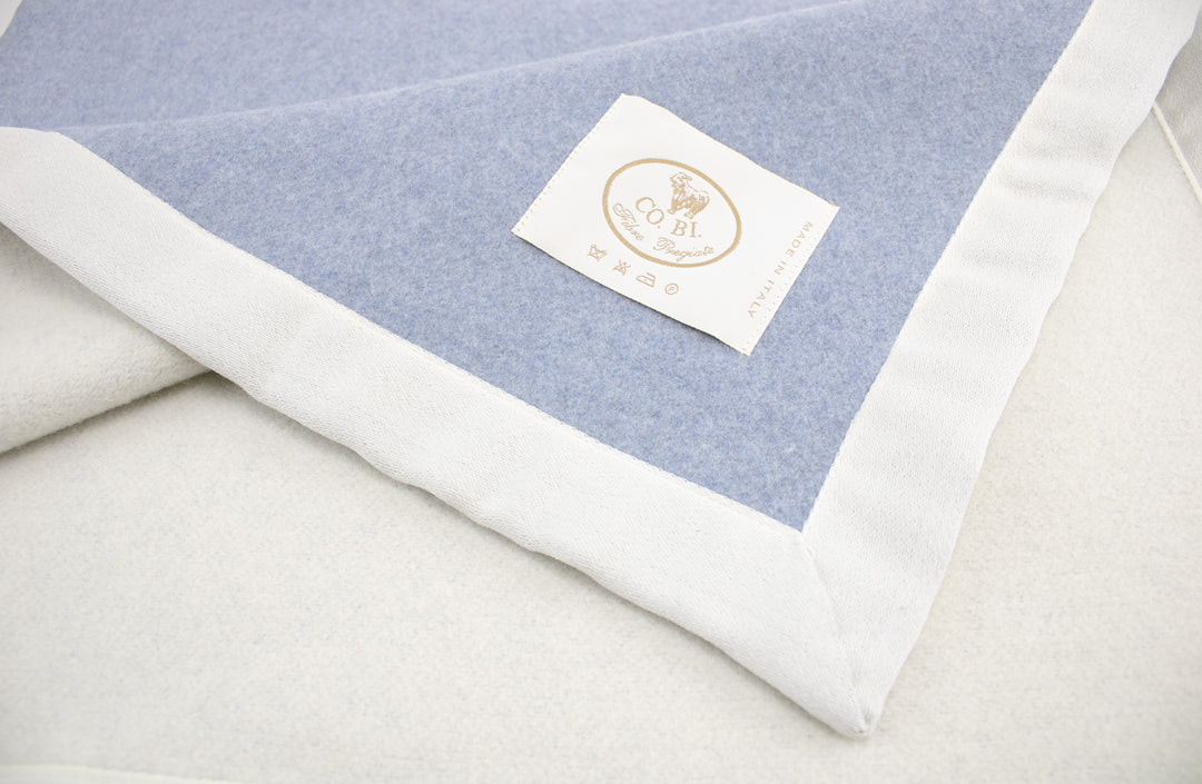Particolare coperta azzurra e bianca di lana 