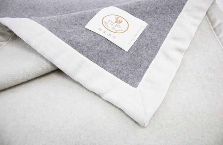 Particolare coperta grigia e bianca di lana merino