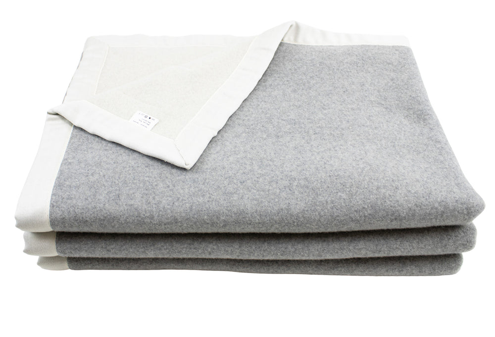 Coperta matrimoniale grigia e bianca