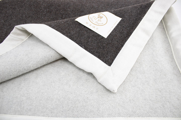 Particolare coperta marrone scuro e bianca