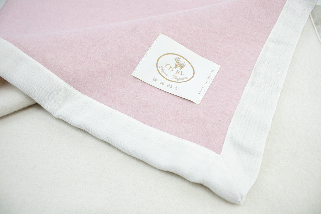 Particolare coperta rosa e bianca di lana