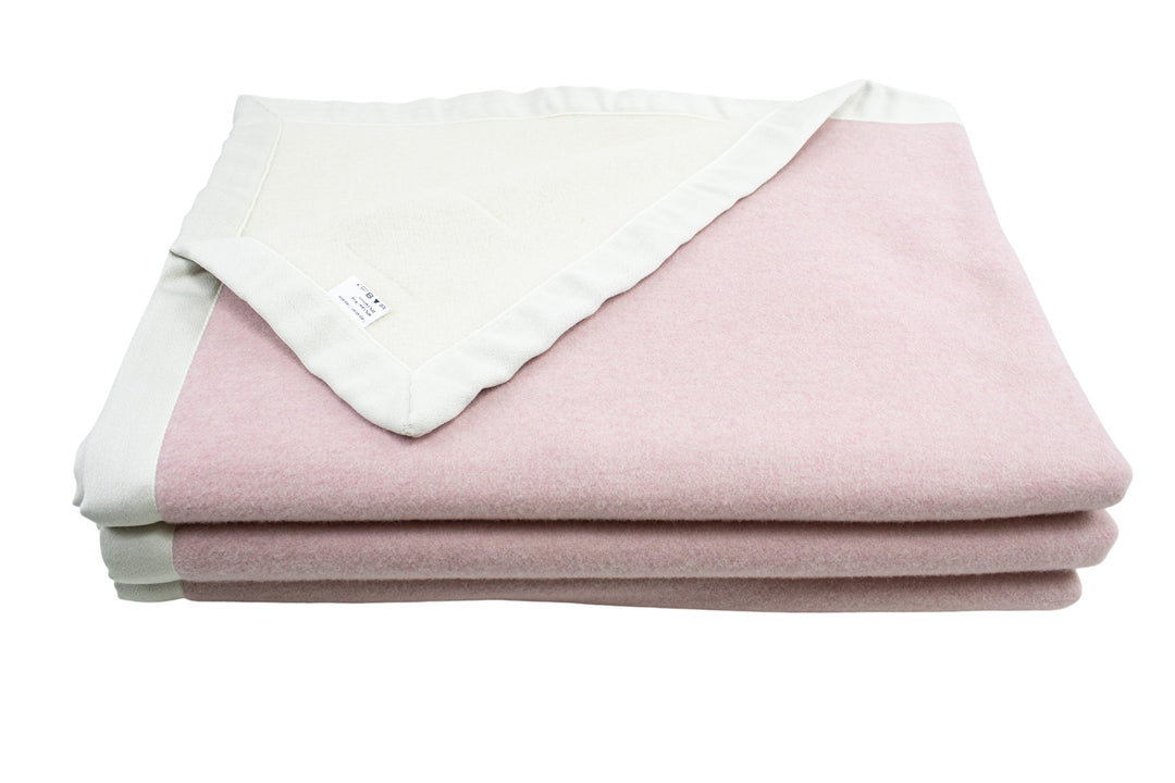 Coperta di lana rosa e bianca di lana merino