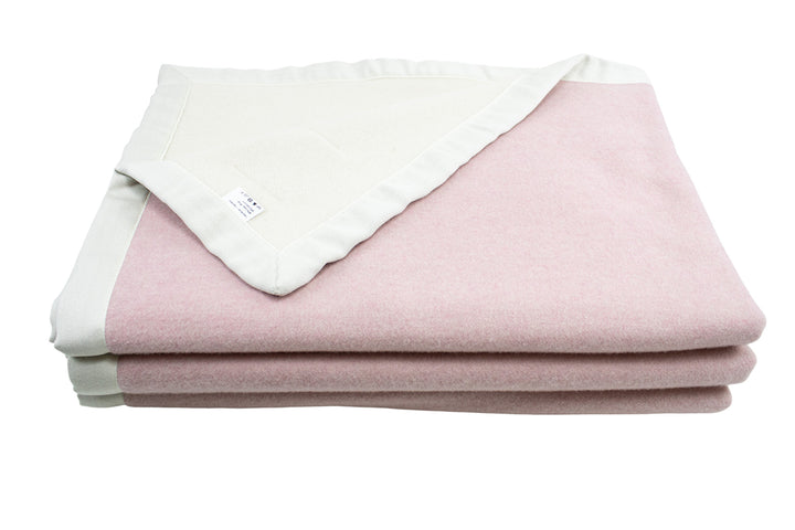 Coperta di lana rosa e bianca di lana merino