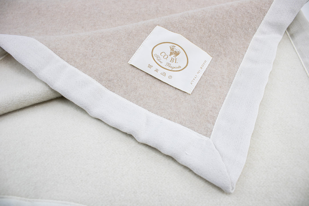 Particolare coperta beige e bianca matrimoniale