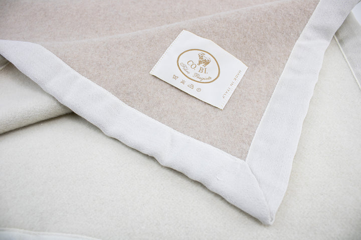 Particolare coperta beige e bianca matrimoniale