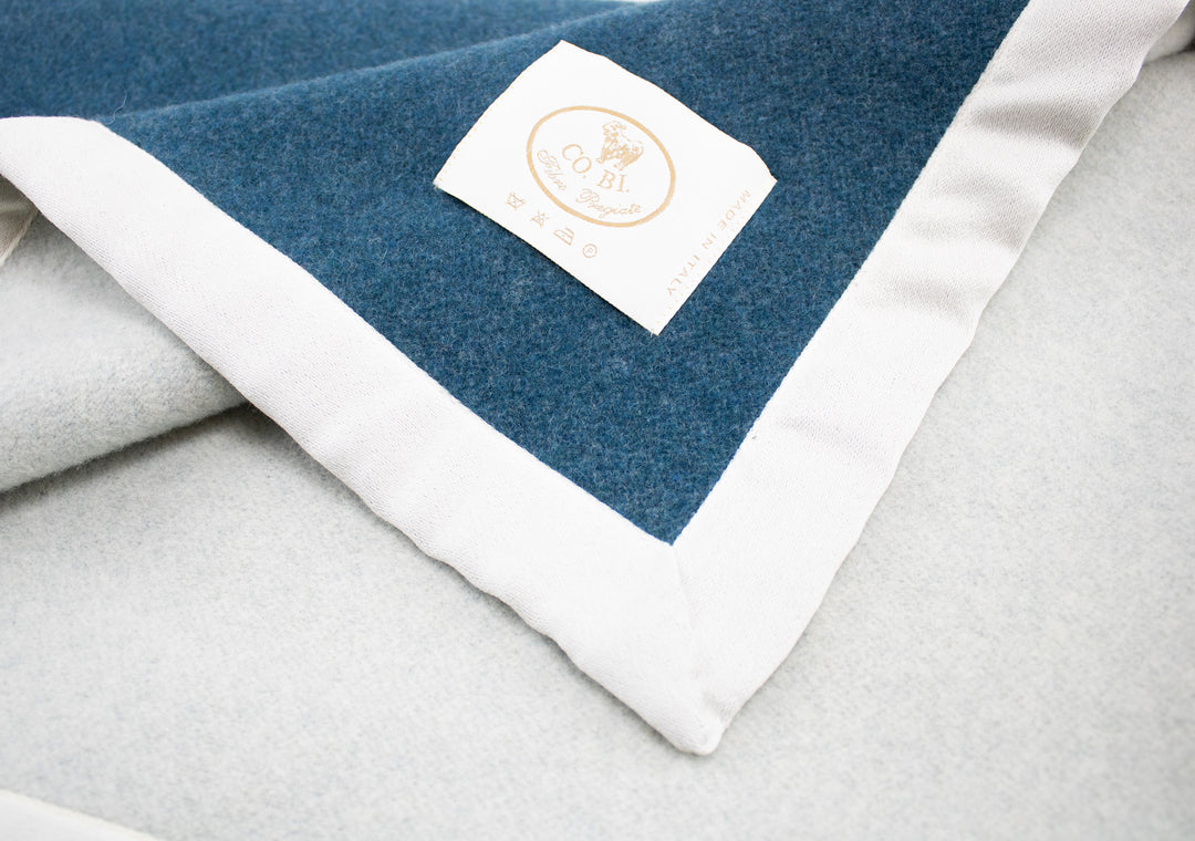 Particolare coperta di lana color navy e bianca