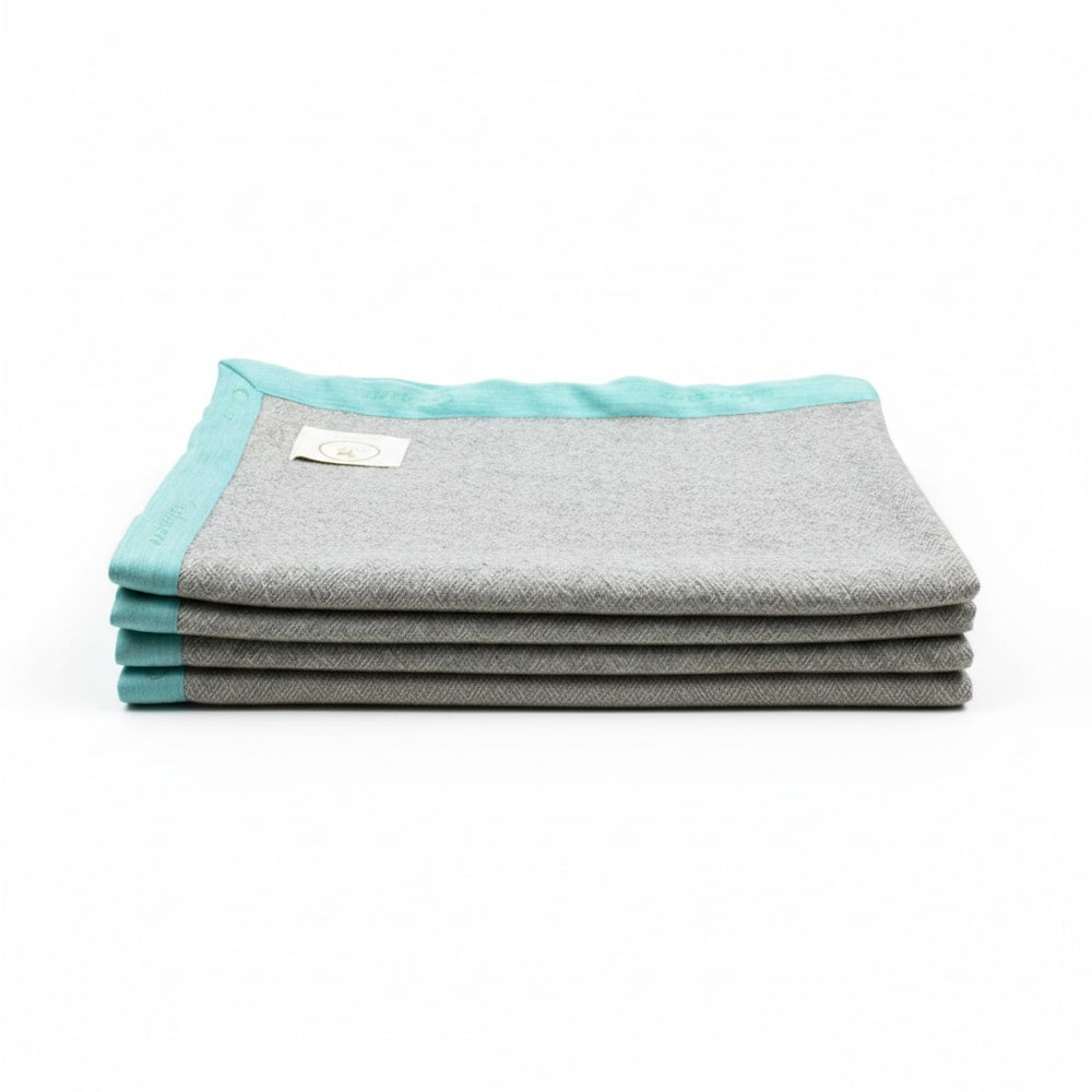 Coperta leggerissima grigia con bordo turchese