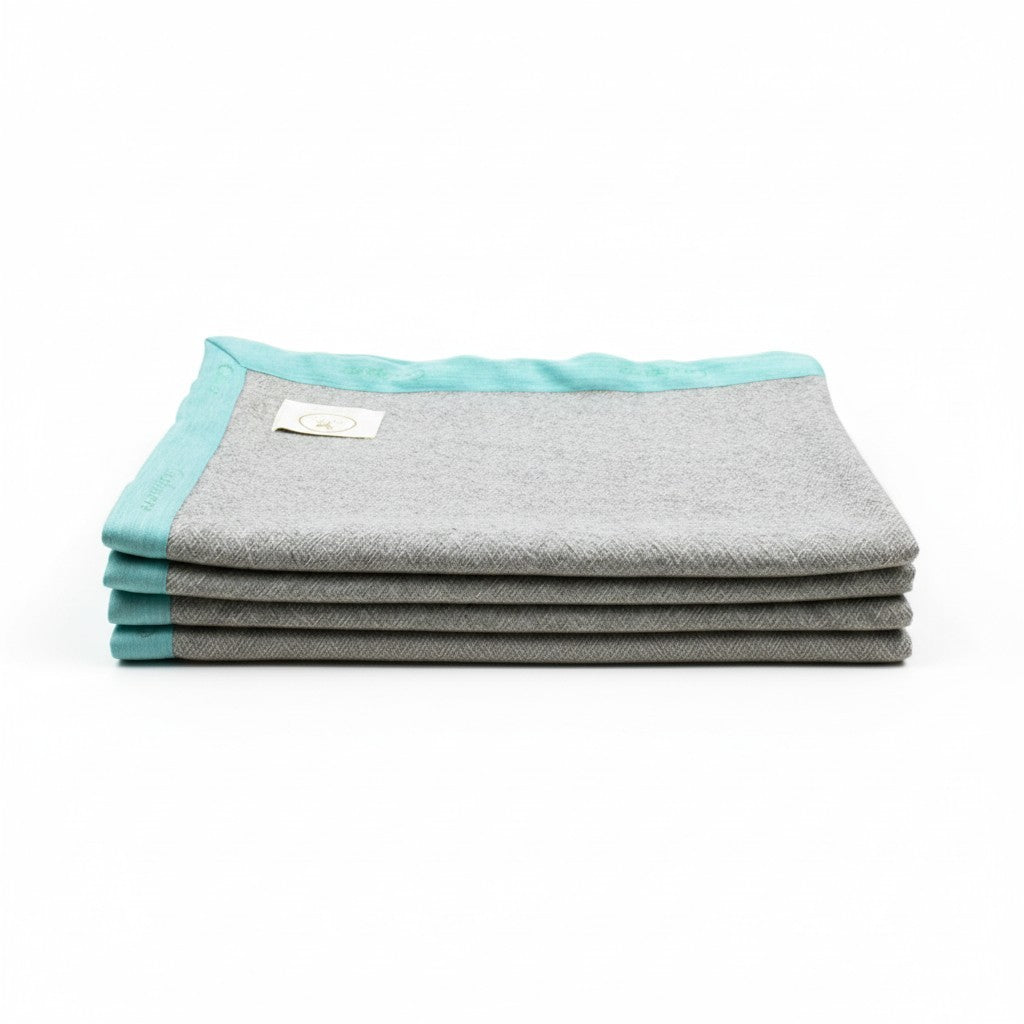 Coperta leggerissima grigia con bordo turchese