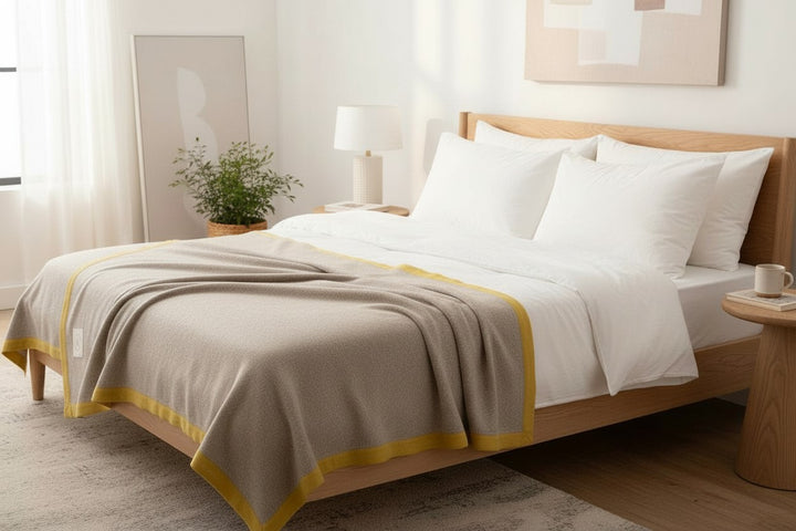 Coperta marrone chiaro con bordo senape