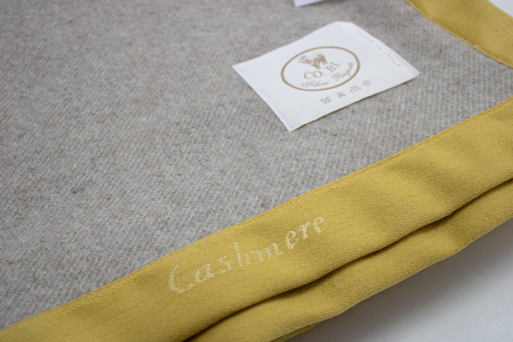 Particolare della coperta con bordo senape