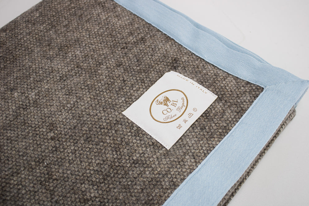 copertina marrone melange con bordo azzurro