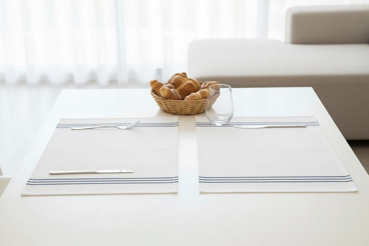 Tovagliette per la colazione bianche con triplo cordonetto blu scuro in cotone