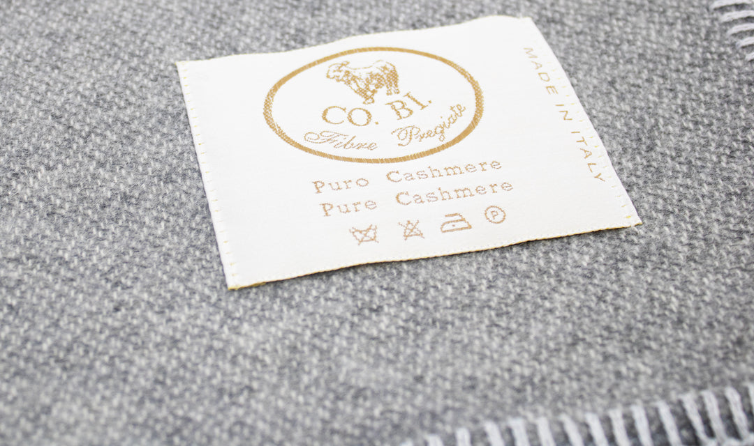 Particolare coperta di cashmere colore grigio