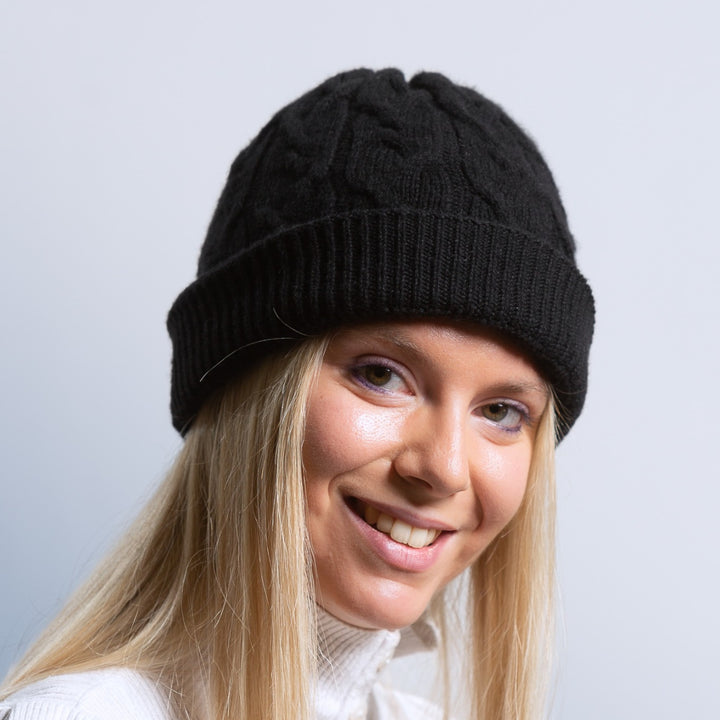Cuffia di cashmere a treccie colore nero