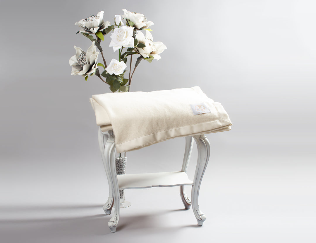 Coperta di puro cashmere leggera color bianco