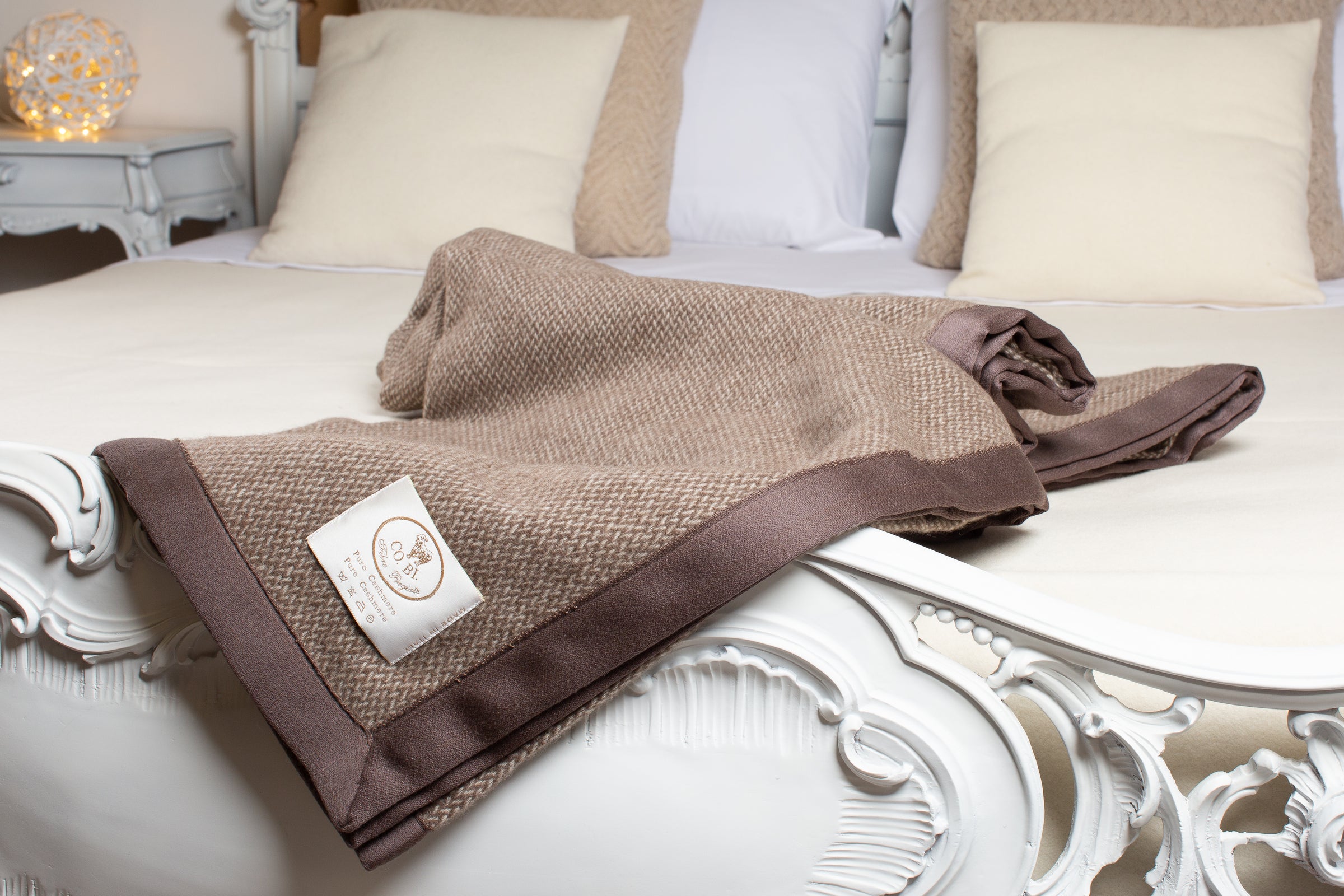 Coperta LETIZIA Puro Cashmere Marrone / King Size 270x230 - Coperte - CO.BI piegato marrone tessuto coperta raso 860 €