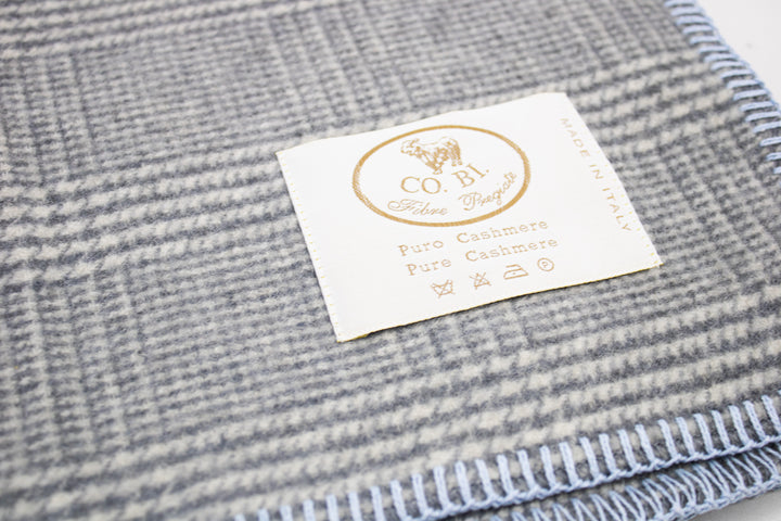 Particolare coperta per culla a motivo principe di galles grigio