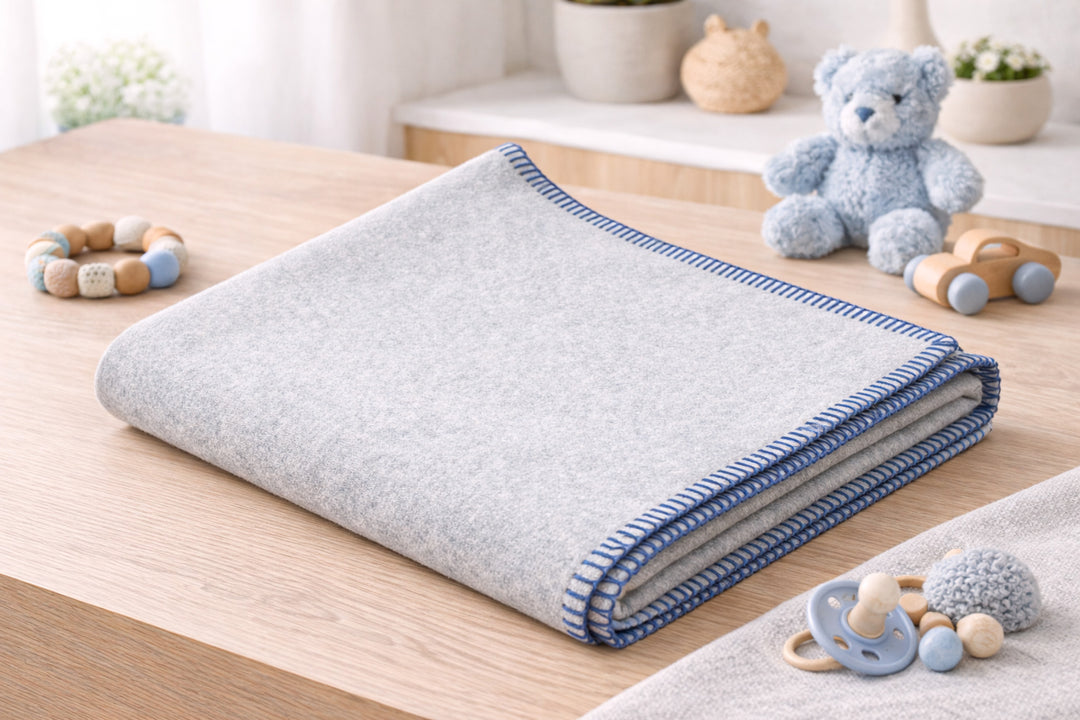 Coperta per culla grigio perla con bordo blu