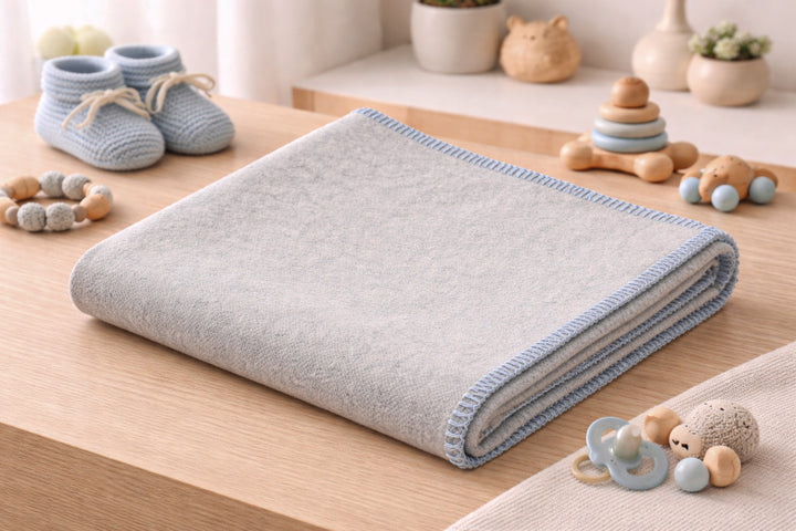 Coperta leggera di cashmere e seta grigio perla per culla