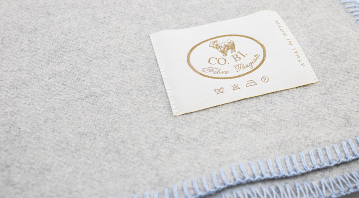 Particolare coperta di cashmere e seta grigio perla
