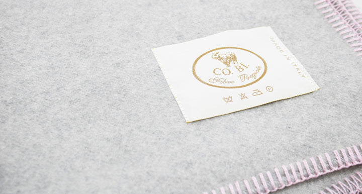 Particolare coperta di cashmere e seta grigio con bordo punto cavallo